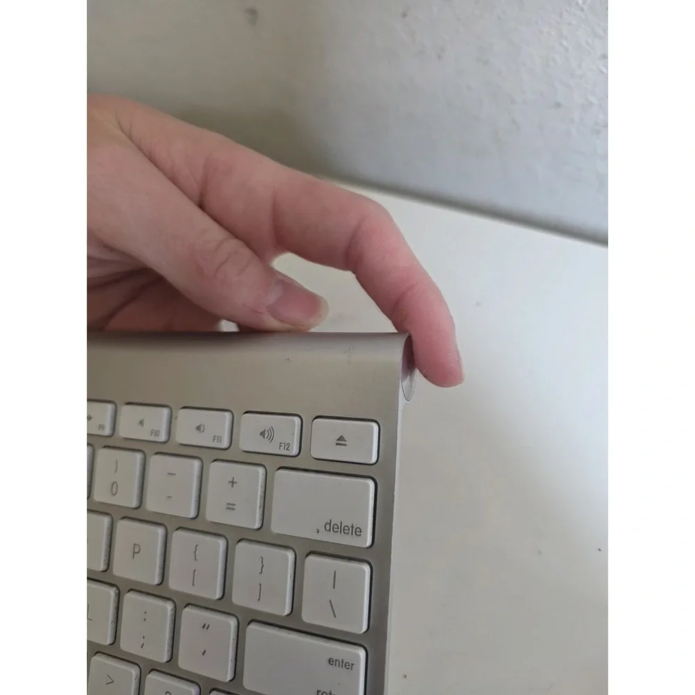 ORIGINAL GENUINE Apple A1314 Wireless Keyboard White Keys Aluminum Metal TESTED